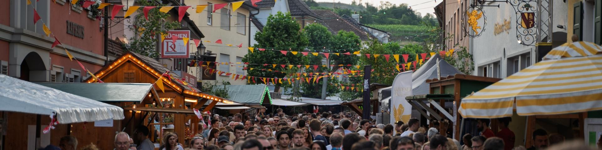 Blick auf das Weinfest von oben Blick auf das Weinfest von oben