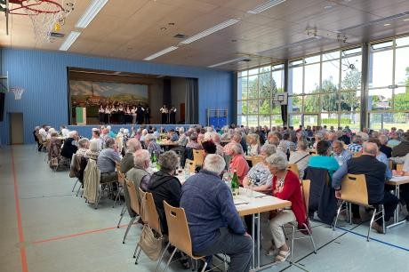 Seniorenausflug beim Abendessen in der Kaiserstuhlhalle