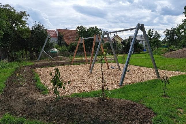 Schaukel auf dem Schlupf Schaukel auf dem Schlupf