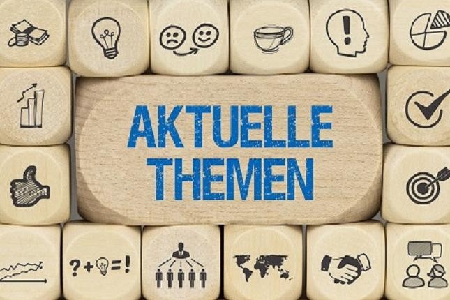 Viele Holzwürfel mit verschiedenen Zeichen Viele Holzwürfel mit verschiedenen Zeichen