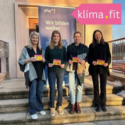 v.l.n.r. Annette Wöhrle (Leiterin VHS Westlicher Kaiserstuhl-Tuniberg), Anna-Maria Nießen (Klimaschutzmanagerin Breisach), Carla van der Meyden (Kursleiterin, ifpro Freiburg), Lea Brockhoff (Klimaschutzmanagerin Ihringen).