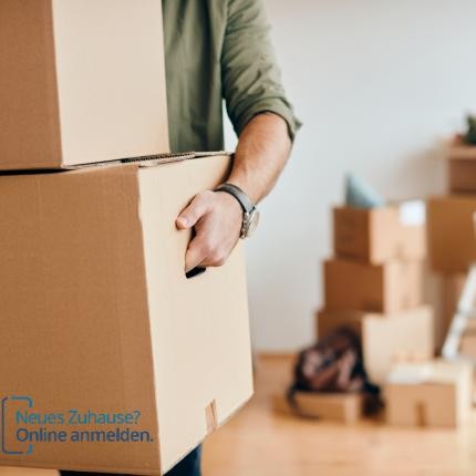 Person mit Umzugskartons in der Hand