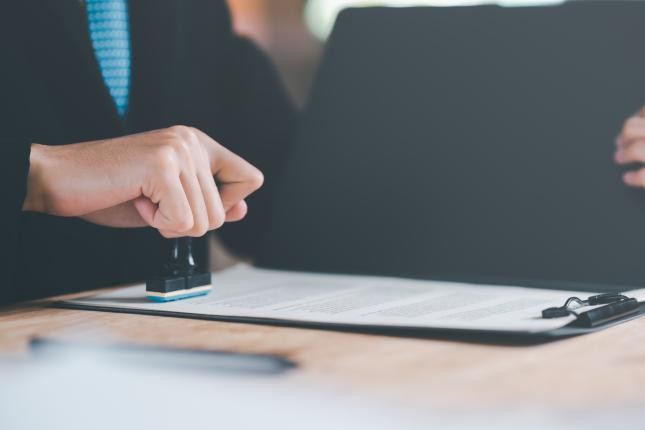 Ein Dokument wird gestempelt Ein Dokument wird gestempelt