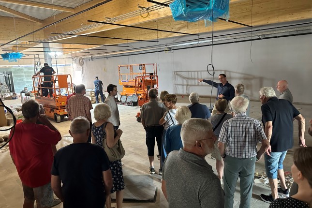 Personen bei der Besichtigung der Baustelle Personen bei der Besichtigung der Baustelle