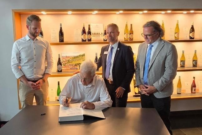 Ministerpräsident Kretschmann beimEintrag ins Goldene Buch Ministerpräsident Kretschmann beimEintrag ins Goldene Buch