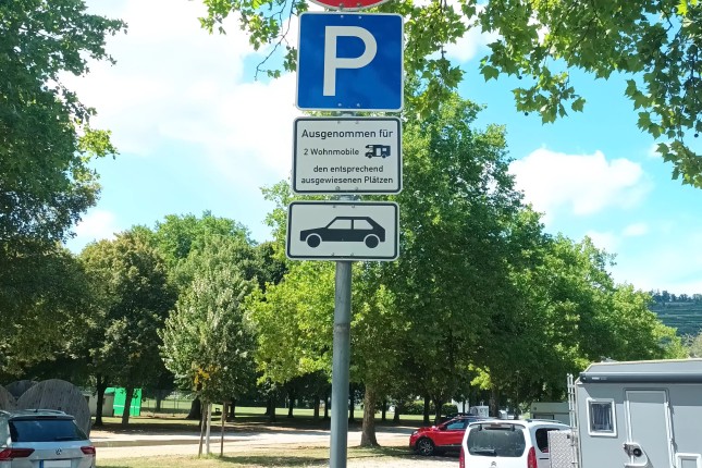 Schild auf dem Parkplatz Schild auf dem Parkplatz
