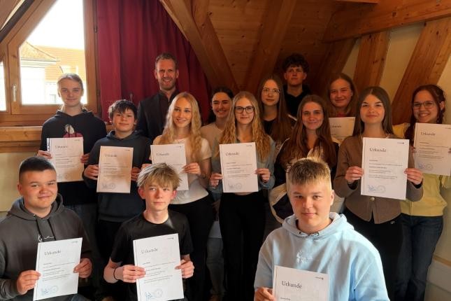 Schüler mit Urkunden Schüler mit Urkunden