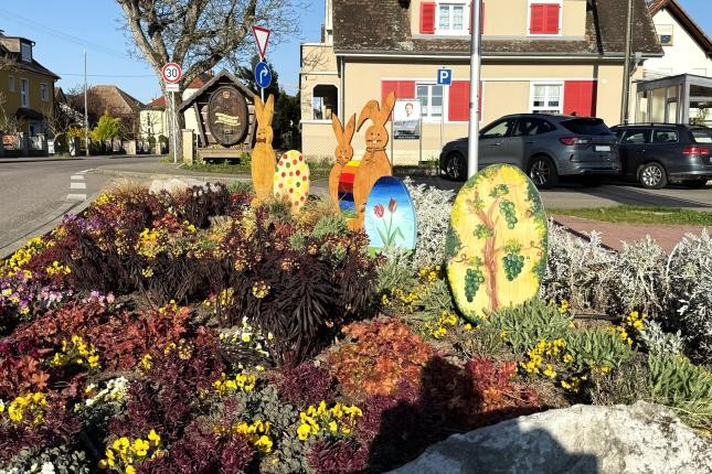 Mit Osterhasen und Eier geschmücktes Blumenbeet Mit Osterhasen und Eier geschmücktes Blumenbeet
