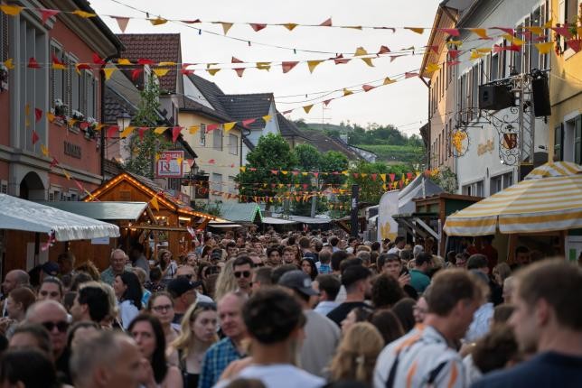 Menschen auf der Feststraße