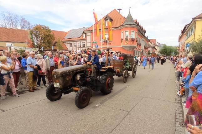 Geschmückter Traktor an der Seite Zuschaende Personen Geschmückter Traktor an der Seite Zuschaende Personen