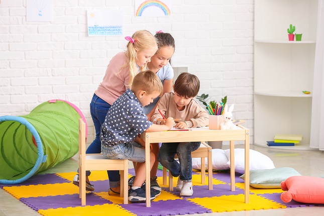 Kinder an einem Tisch Kinder an einem Tisch