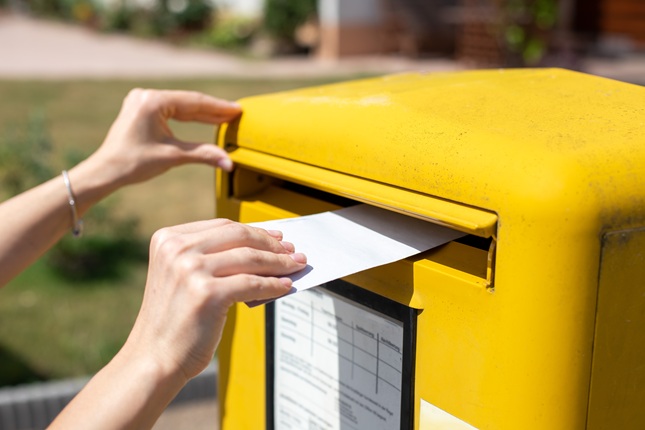 Briefeinwurf in einen Briefkasten Briefeinwurf in einen Briefkasten