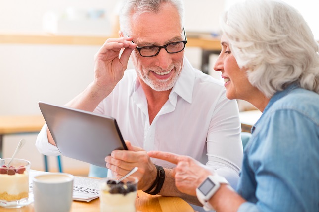 Zwei ältere Personen mit einem Tablet in der Hand
